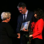 Świętokrzyskie nagrody kultury -  wręczenie w Teatrze im. Stefana Żeromskiego podczas uroczystej inauguracji sezonu artystycznego 2017/18. Nagrodzona Maria Dudkiewicz / Marzena Mąkosa / Radio Kielce