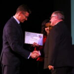 Świętokrzyskie nagrody kultury -  wręczenie w Teatrze im. Stefana Żeromskiego podczas uroczystej inauguracji sezonu artystycznego 2017/18. Adam Jarubas nagradza Mariana Kupisza / Marzena Mąkosa / Radio Kielce