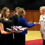 Dzień edukacji Narodowej w Zespole Państwowych Szkół Muzycznych w Kielcach. Agata Wojtyszek, Wojewoda Świętokrzyski wręcza Srebrne Krzyże Zasługi / Marzena Mąkosa / Radio Kielce