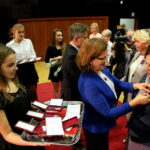 Dzień edukacji Narodowej w Zespole Państwowych Szkół Muzycznych w Kielcach. Agata Wojtyszek, Wojewoda Świętokrzyski wręcza Srebrne Krzyże Zasługi / Marzena Mąkosa / Radio Kielce