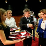 Dzień edukacji Narodowej w Zespole Państwowych Szkół Muzycznych w Kielcach. Wojewoda Świętokrzyski Agata Wojtyszek i Senator Krzysztof Słoń wręczają Srebrne Krzyże Zasługi / Marzena Mąkosa / Radio Kielce