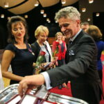 Dzień edukacji Narodowej w Zespole Państwowych Szkół Muzycznych w Kielcach. Senator Krzysztof Słoń wręcza Brązowe Krzyże Zasługi / Marzena Mąkosa / Radio Kielce