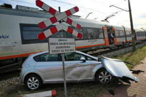 Wypadek na przejeździe kolejowo - drogowym / Marzena Mąkosa / Radio Kielce