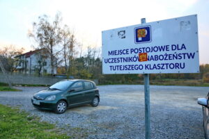 Parking w pobliżu klasztoru na Świętej Katarzynie / Marzena Mąkosa / Radio Kielce
