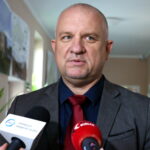 Podpisanie umowy dotyczącej Małej Pętli Świętokrzyskiej. Dariusz Wróbel - Świętokrzyski Zarząd Dróg Wojewódzkich / Marzena Mąkosa / Radio Kielce