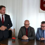 Podpisanie umowy dotyczącej Małej Pętli Świętokrzyskiej. Na zdjęciu : Dariusz Skiba, Dariusz Wróbel, Grzegorz Adamus / Marzena Mąkosa / Radio Kielce