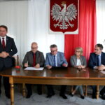 Podpisanie umowy dotyczącej Małej Pętli Świętokrzyskiej. Na zdjęciu : Dariusz Skiba, Dariusz Wróbel, Grzegorz Adamus, Grażyna Harabin oraz Adam Jarubas / Marzena Mąkosa / Radio Kielce