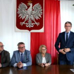 Podpisanie umowy dotyczącej Małej Pętli Świętokrzyskiej.  Dariusz Wróbel, Grzegorz Adamus, Grażyna Harabin oraz Adam Jarubas / Marzena Mąkosa / Radio Kielce