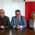 Podpisanie umowy dotyczącej Małej Pętli Świętokrzyskiej. Na zdjęciu : Dariusz Wróbel, Grzegorz Adamus, Grażyna Harabin / Marzena Mąkosa / Radio Kielce