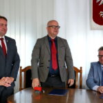 Podpisanie umowy dotyczącej Małej Pętli Świętokrzyskiej. Na zdjęciu : Dariusz Skiba, Dariusz Wróbel, Grzegorz Adamus / Marzena Mąkosa / Radio Kielce