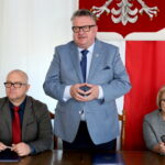 Podpisanie umowy dotyczącej Małej Pętli Świętokrzyskiej. Dariusz Wróbel, Grzegorz Adamus, Grażyna Harabin / Marzena Mąkosa / Radio Kielce