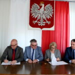 Podpisanie umowy dotyczącej Małej Pętli Świętokrzyskiej. Na zdjęciu : Dariusz Wróbel, Grzegorz Adamus, Grażyna Harabin i Adam Jarubas / Marzena Mąkosa / Radio Kielce