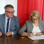 Podpisanie umowy dotyczącej Małej Pętli Świętokrzyskiej. Na zdjęciu : Grzegorz Adamus, Grażyna Harabin / Marzena Mąkosa / Radio Kielce