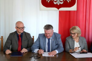 Podpisanie umowy dotyczącej Małej Pętli Świętokrzyskiej. Na zdjęciu : Dariusz Wróbel, Grzegorz Adamus, Grażyna Harabin / Marzena Mąkosa / Radio Kielce