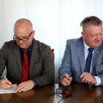 Podpisanie umowy dotyczącej Małej Pętli Świętokrzyskiej. Na zdjęciu : Dariusz Wróbel, Grzegorz Adamus / Marzena Mąkosa / Radio Kielce