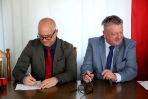 Podpisanie umowy dotyczącej Małej Pętli Świętokrzyskiej. Na zdjęciu : Dariusz Wróbel, Grzegorz Adamus / Marzena Mąkosa / Radio Kielce