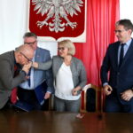 Podpisanie umowy dotyczącej Małej Pętli Świętokrzyskiej. Na zdjęciu : Dariusz Wróbel, Grzegorz Adamus, Grażyna Harabin oraz Adam Jarubas / Marzena Mąkosa / Radio Kielce