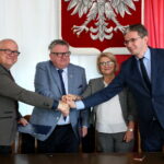 Podpisanie umowy dotyczącej Małej Pętli Świętokrzyskiej. Na zdjęciu : Dariusz Wróbel, Grzegorz Adamus, Grażyna Harabin oraz Adam Jarubas / Marzena Mąkosa / Radio Kielce