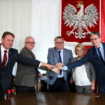 Podpisanie umowy dotyczącej Małej Pętli Świętokrzyskiej.  Na zdjęciu : Dariusz Skiba, Dariusz Wróbel, Grzegorz Adamus, Grażyna Harabin oraz Adam Jarubas / Marzena Mąkosa / Radio Kielce