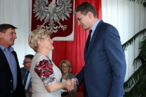 Podpisanie umowy dotyczącej Małej Pętli Świętokrzyskiej. / Marzena Mąkosa / Radio Kielce