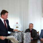 Podpisanie umowy dotyczącej Małej Pętli Świętokrzyskiej. Dariusz Skiba, Dariusz Wróbel i Grzegorz Adamus / Marzena Mąkosa / Radio Kielce