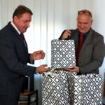 Podpisanie umowy dotyczącej Małej Pętli Świętokrzyskiej. Na zdjęciu : Dariusz Skiba, Dariusz Wróbel / Marzena Mąkosa / Radio Kielce