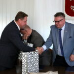 Podpisanie umowy dotyczącej Małej Pętli Świętokrzyskiej. Na zdjęciu : Dariusz Skiba, Grzegorz Adamus / Marzena Mąkosa / Radio Kielce