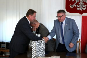Podpisanie umowy dotyczącej Małej Pętli Świętokrzyskiej. Na zdjęciu : Dariusz Skiba, Grzegorz Adamus / Marzena Mąkosa / Radio Kielce