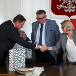 Podpisanie umowy dotyczącej Małej Pętli Świętokrzyskiej. Na zdjęciu : Dariusz Skiba, Grzegorz Adamus, Grażyna Harabin / Marzena Mąkosa / Radio Kielce