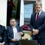 Spotkanie z mieszkańcami w sprawie parkingu. Po prawej burmistrz Bodzentyna - Dariusz Skiba / Marzena Mąkosa / Radio Kielce