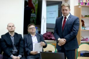 Spotkanie z mieszkańcami w sprawie parkingu. Po prawej burmistrz Bodzentyna - Dariusz Skiba / Marzena Mąkosa / Radio Kielce