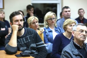 Spotkanie z mieszkańcami w sprawie parkingu / Marzena Mąkosa / Radio Kielce