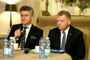 Konferencja prasowa PiS. Na zdjęciu : Krzysztof Słoń - Senator RP oraz Jarosław Rusiecki - Senator RP / Marzena Mąkosa / Radio Kielce