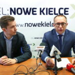 Konferencja prasowa z udziałem Artura Gierady - Posła na Sejm RP i Adama Smugi - przewodniczącego zarządu regionu świętokrzyskiego Stowarzyszenia "Młodzi Demokraci" na temat problemu wyludniania się miasta. / Marzena Mąkosa / Radio Kielce