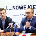 Konferencja prasowa z udziałem Artura Gierady - Posła na Sejm RP i Adama Smugi - przewodniczącego zarządu regionu świętokrzyskiego Stowarzyszenia "Młodzi Demokraci" na temat problemu wyludniania się miasta. / Marzena Mąkosa / Radio Kielce