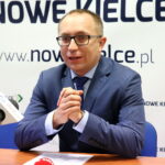 Konferencja prasowa z udziałem Artura Gierady - Posła na Sejm RP i Adama Smugi - przewodniczącego zarządu regionu świętokrzyskiego Stowarzyszenia "Młodzi Demokraci" na temat problemu wyludniania się miasta. / Marzena Mąkosa / Radio Kielce