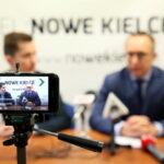 Konferencja prasowa z udziałem Artura Gierady - Posła na Sejm RP i Adama Smugi - przewodniczącego zarządu regionu świętokrzyskiego Stowarzyszenia "Młodzi Demokraci" na temat problemu wyludniania się miasta. / Marzena Mąkosa / Radio Kielce