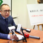 Konferencja prasowa z udziałem Artura Gierady - Posła na Sejm RP i Adama Smugi - przewodniczącego zarządu regionu świętokrzyskiego Stowarzyszenia "Młodzi Demokraci" na temat problemu wyludniania się miasta. / Marzena Mąkosa / Radio Kielce