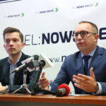 Konferencja prasowa z udziałem Artura Gierady - Posła na Sejm RP i Adama Smugi - przewodniczącego zarządu regionu świętokrzyskiego Stowarzyszenia "Młodzi Demokraci" na temat problemu wyludniania się miasta. / Marzena Mąkosa / Radio Kielce