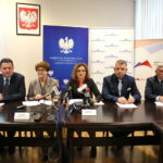 PKP PLK wyremontuje linię nr 25 ze Skarżyska-Kamiennej do Sandomierza. Podpisanie umowy i konferencja prasowa. Arnold Bresch - Członek Zarządu, Dyrektor ds. realizacji inwestycji PKP Polskie Linie Kolejowe S.A., Maria Zuba - Poseł na Sejm RP,