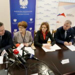 PKP PLK wyremontuje linię nr 25 ze Skarżyska-Kamiennej do Sandomierza. Podpisanie umowy i konferencja prasowa.  Arnold Bresch - Członek Zarządu, Dyrektor ds. realizacji inwestycji PKP Polskie Linie Kolejowe S.A., Maria Zuba - Poseł na Sejm RP / Marzena Mąkosa / Radio Kielce