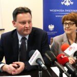 PKP PLK wyremontuje linię nr 25 ze Skarżyska-Kamiennej do Sandomierza. Podpisanie umowy i konferencja prasowa. Arnold Bresch - Członek Zarządu, Dyrektor ds. realizacji inwestycji PKP Polskie Linie Kolejowe S.A., Maria Zuba - Poseł na Sejm RP,