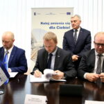 PKP PLK wyremontuje linię nr 25 ze Skarżyska-Kamiennej do Sandomierza. Podpisanie umowy i konferencja prasowa. Jerzy Czeremuga - Wiceprezes Zarządu ZUE S.A., Tomasz Szydło - Dyrektor Regionu Południowego PKP Polskie Linie Kolejowe S.A., Konrad Gawłowski - Zastępca Dyrektora Regionu Południowego ds. projektów unijnych PKP Polskie Linie Kolejowe S.A. / Marzena Mąkosa / Radio Kielce