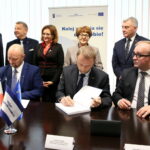 PKP PLK wyremontuje linię nr 25 ze Skarżyska-Kamiennej do Sandomierza. Podpisanie umowy i konferencja prasowa. Jerzy Czeremuga - Wiceprezes Zarządu ZUE S.A., Tomasz Szydło - Dyrektor Regionu Południowego PKP Polskie Linie Kolejowe S.A., Konrad Gawłowski - Zastępca Dyrektora Regionu Południowego ds. projektów unijnych PKP Polskie Linie Kolejowe S.A. / Marzena Mąkosa / Radio Kielce