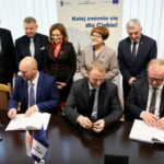 PKP PLK wyremontuje linię nr 25 ze Skarżyska-Kamiennej do Sandomierza. Podpisanie umowy i konferencja prasowa. Jerzy Czeremuga - Wiceprezes Zarządu ZUE S.A., Tomasz Szydło - Dyrektor Regionu Południowego PKP Polskie Linie Kolejowe S.A. / Marzena Mąkosa / Radio Kielce