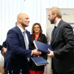 PKP PLK wyremontuje linię nr 25 ze Skarżyska-Kamiennej do Sandomierza. Podpisanie umowy i konferencja prasowa. Jerzy Czeremuga - Wiceprezes Zarządu ZUE S.A., Tomasz Szydło - Dyrektor Regionu Południowego PKP Polskie Linie Kolejowe S.A., Konrad Gawłowski - Zastępca Dyrektora Regionu Południowego ds. projektów unijnych PKP Polskie Linie Kolejowe S.A. / Marzena Mąkosa / Radio Kielce