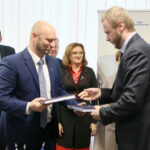 PKP PLK wyremontuje linię nr 25 ze Skarżyska-Kamiennej do Sandomierza. Podpisanie umowy i konferencja prasowa. Jerzy Czeremuga - Wiceprezes Zarządu ZUE S.A., Tomasz Szydło - Dyrektor Regionu Południowego PKP Polskie Linie Kolejowe S.A., Konrad Gawłowski - Zastępca Dyrektora Regionu Południowego ds. projektów unijnych PKP Polskie Linie Kolejowe S.A. / Marzena Mąkosa / Radio Kielce