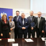 PKP PLK wyremontuje linię nr 25 ze Skarżyska-Kamiennej do Sandomierza. Podpisanie umowy i konferencja prasowa. Jerzy Czeremuga - Wiceprezes Zarządu ZUE S.A., Tomasz Szydło - Dyrektor Regionu Południowego PKP Polskie Linie Kolejowe S.A. / Marzena Mąkosa / Radio Kielce