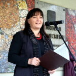 Uroczystość poświęcona pamięci Tadeusza Maja, odsłonięcie formy rzeźbiarskiej i wernisaż wystawy. Na zdjęciu : Maria Kowalczyk - dyrektor Zespołu Państwowych Szkół Plastycznych im. Józefa Szermentowskiego w Kielcach / Marzena Mąkosa / Radio Kielce