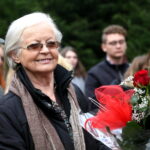 Uroczystość poświęcona pamięci Tadeusza Maja, odsłonięcie formy rzeźbiarskiej i wernisaż wystawy. Na zdjęciu : Krystyna Modła / Marzena Mąkosa / Radio Kielce